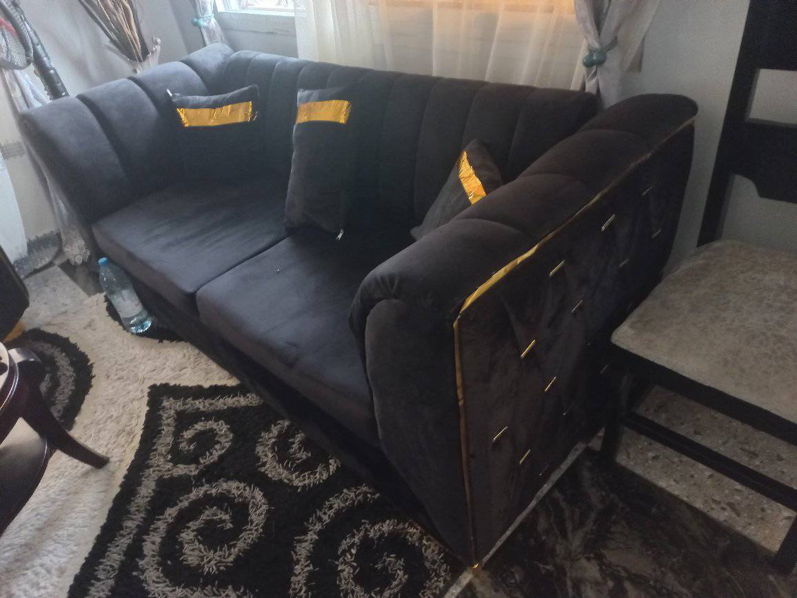 canape-chesterfield-luxueux-velours-noir